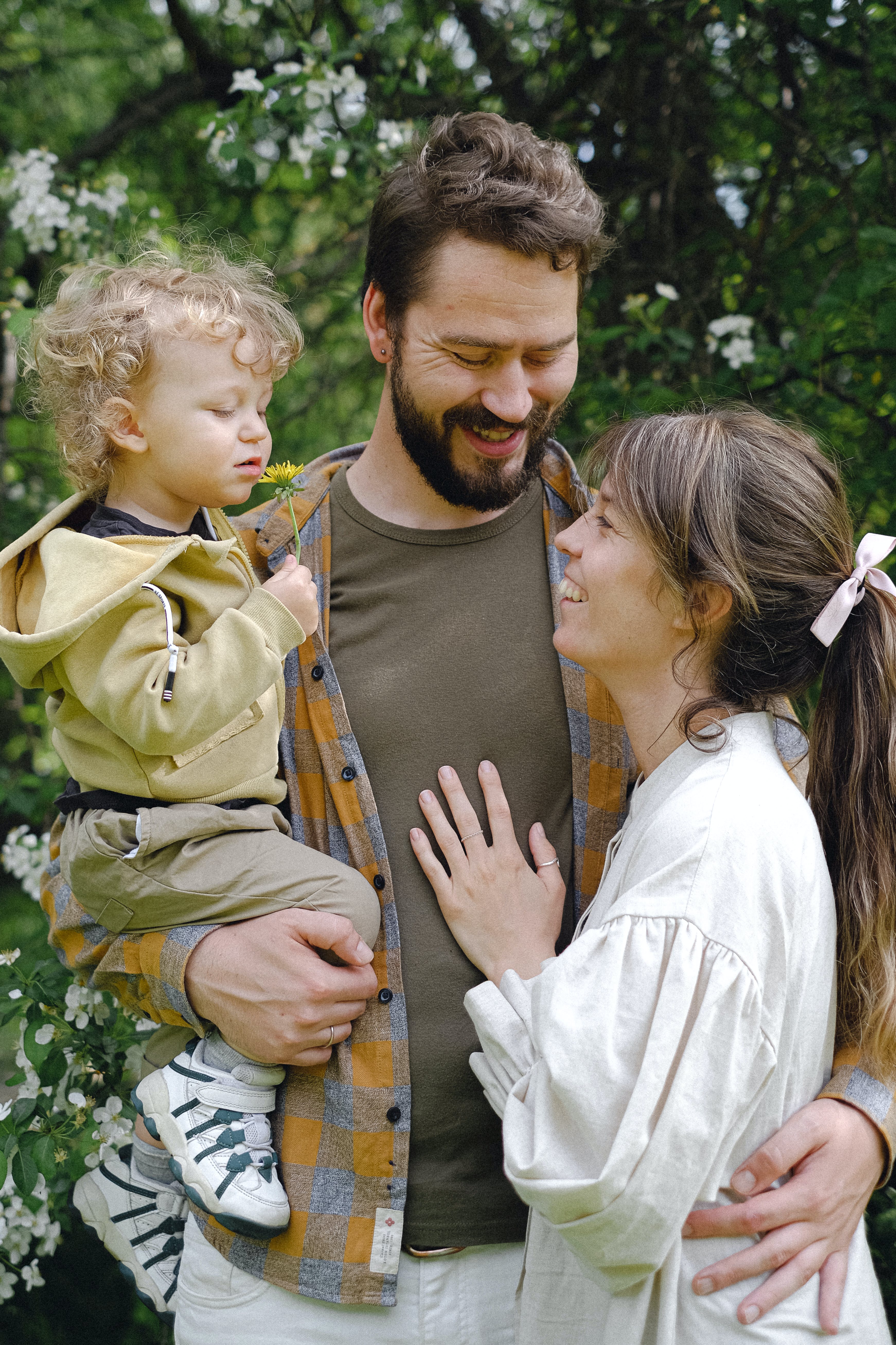 A happy couple with their young son | Source: Pexels