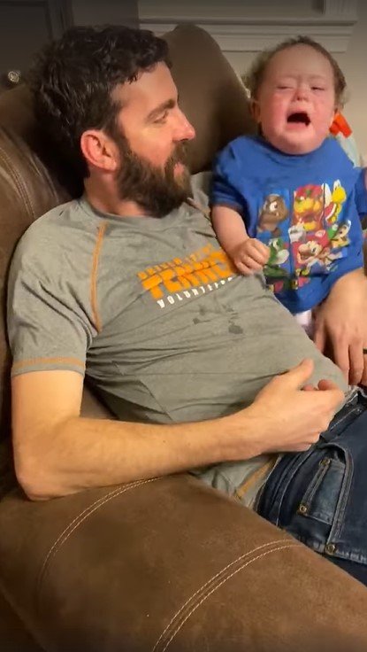 Brooks conociendo a Collyns. | Foto: Facebook/logan.williams.9237
