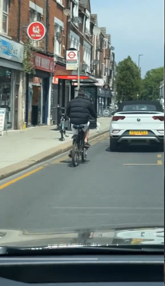 Simon Cowell spotted by fans while riding him electric bike in Central London from a video posted on June 22, 2025 | Source: Tiktok/@plus44unrulyfluffy