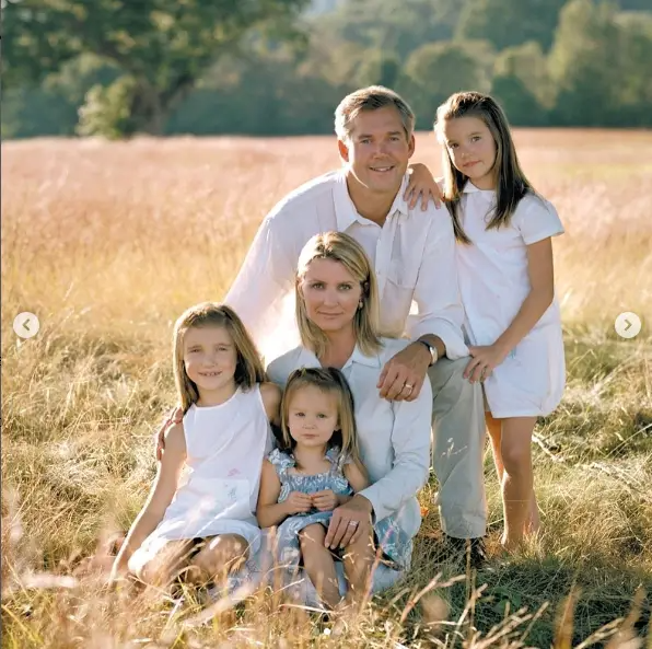 A young Nicole Bloom with her family. | Source: Instagram/n.brydonbloom