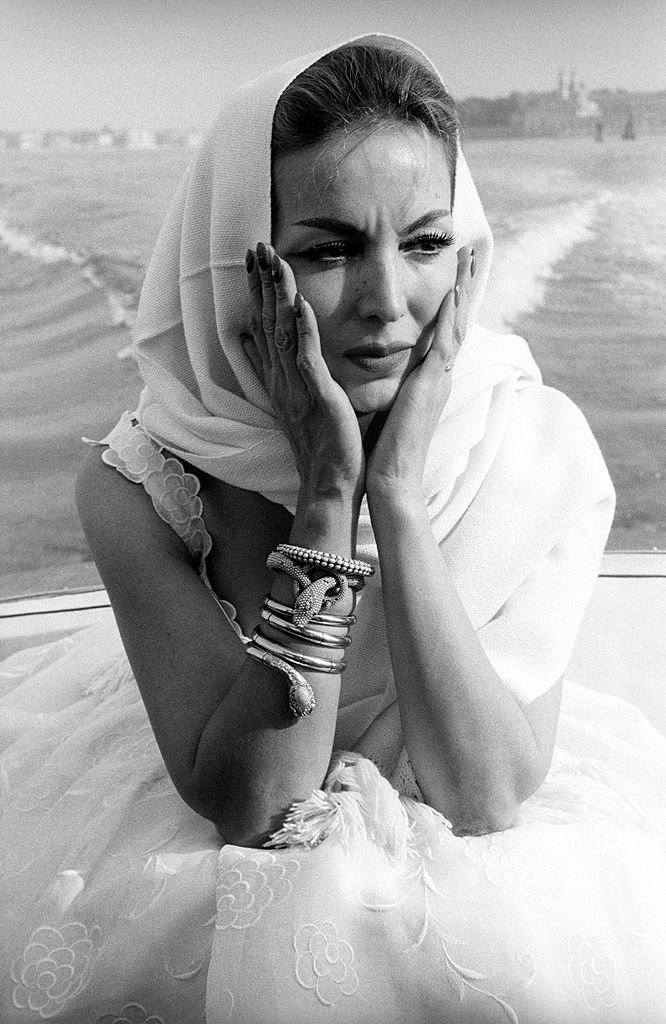María Félix usando una bufanda en su cabeza en un bote en Venecia, en agosto de 1959. | Foto: Getty Images
