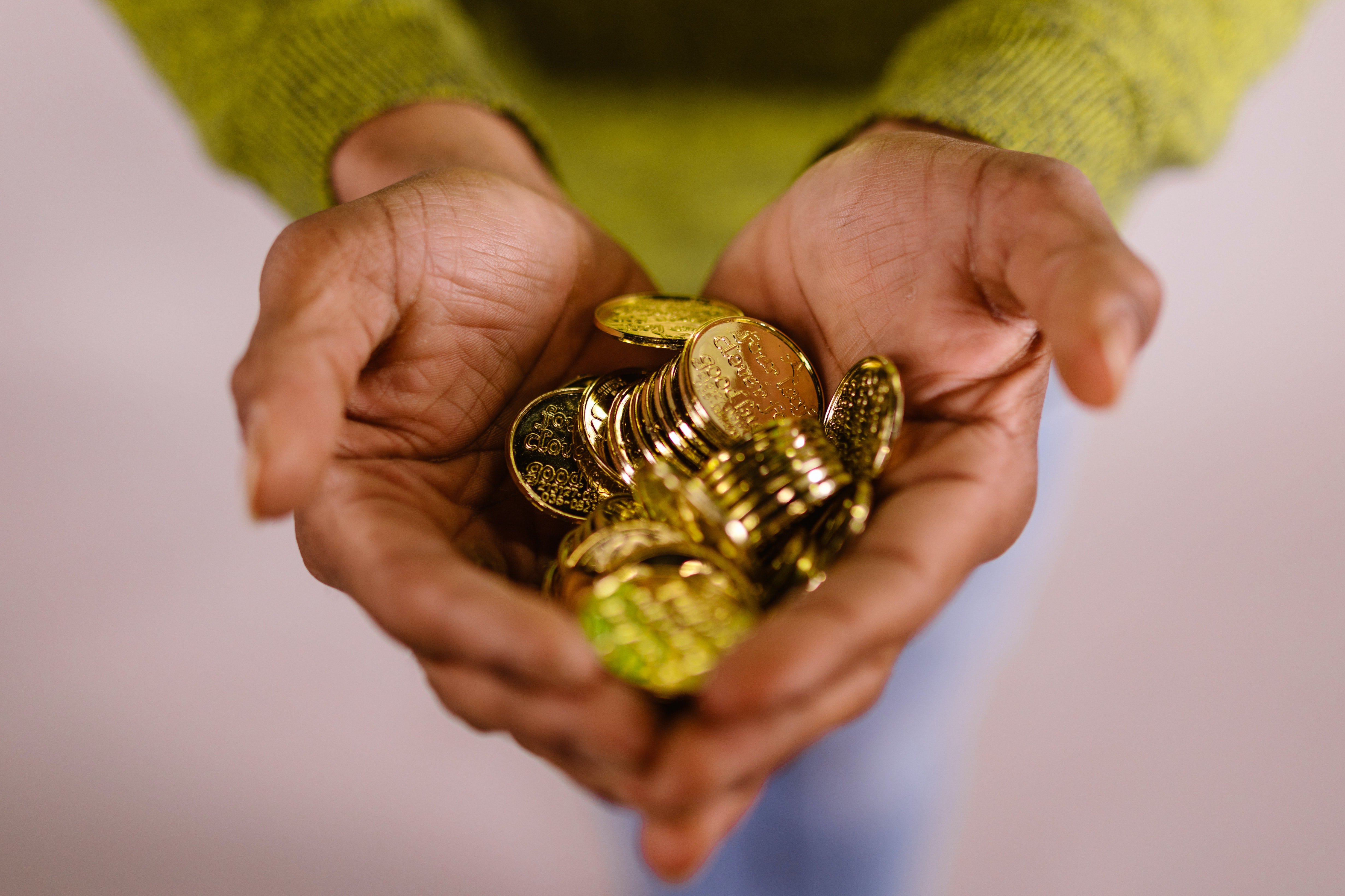 OP's uncle was curious about the gold coins that belonged to the late grandpa | Source: Pexels