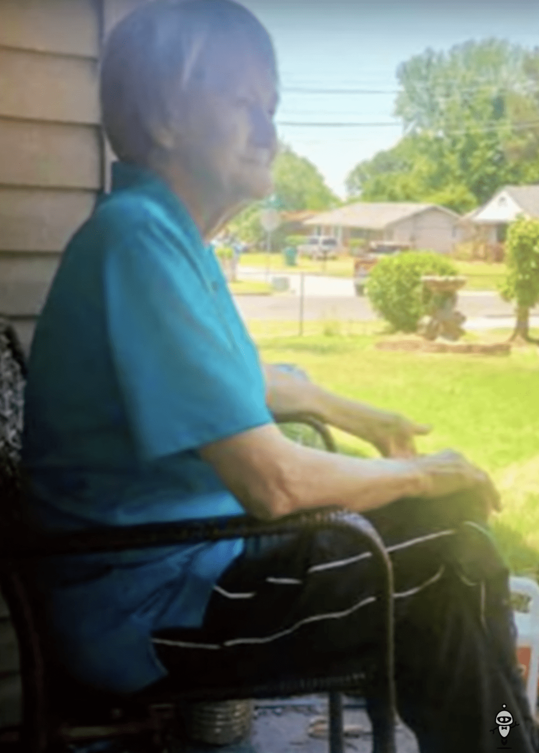 Wilma Bray sentada en su porche. | Foto: YouTube.com/Facts Verse