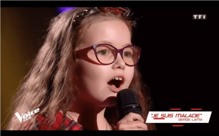 Emma sur scène qui chante "je suis malade" | Photo : Youtube/The Voice Kids France 2018