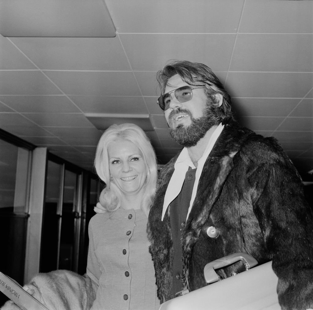 Kenny Rogers with his wife Margo Anderson at Heathrow Airport, London, UK, 24th March 1970. | Photo: Getty Images