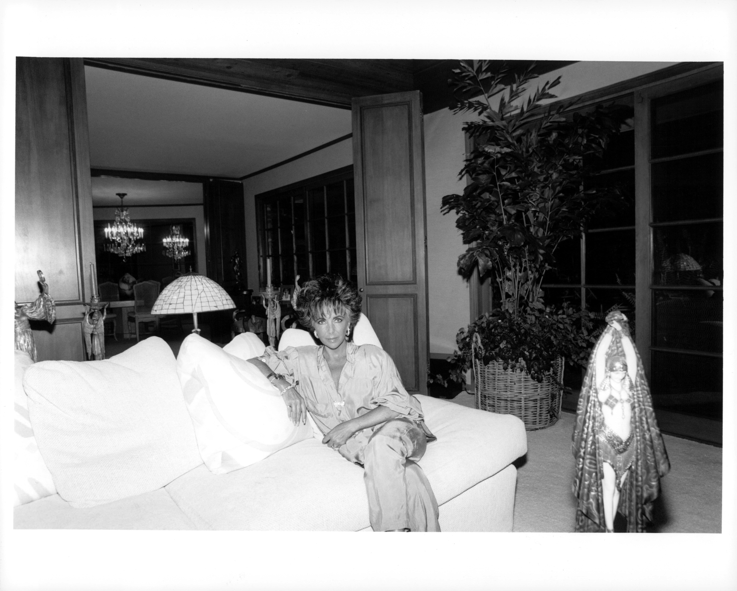 The Hollywood diva posing on a sofa at her home in Los Angeles, California, circa April 1987 | Source: Getty Images