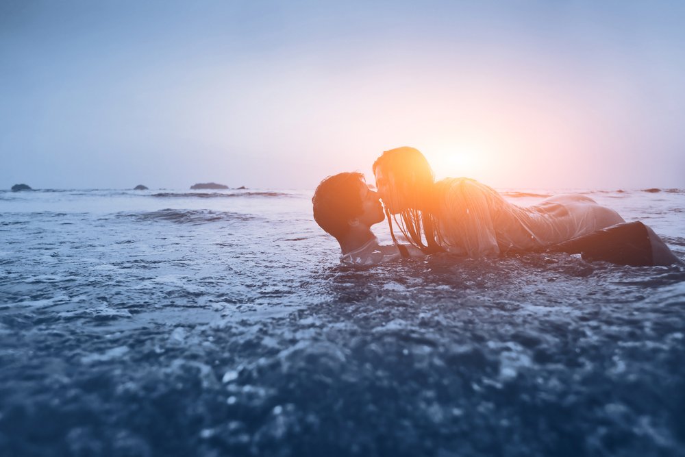 Pareja en actitud sensual en la playa. | Foto: Shutterstock