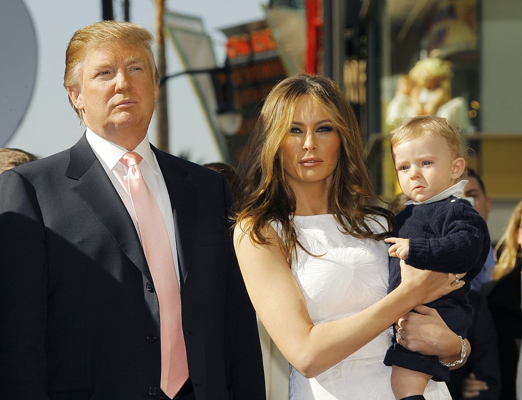 Barron aux côtés de ses parents en 2006. l Source : Getty Images Barron aux côtés de ses parents en 2006. l Source : Getty Images