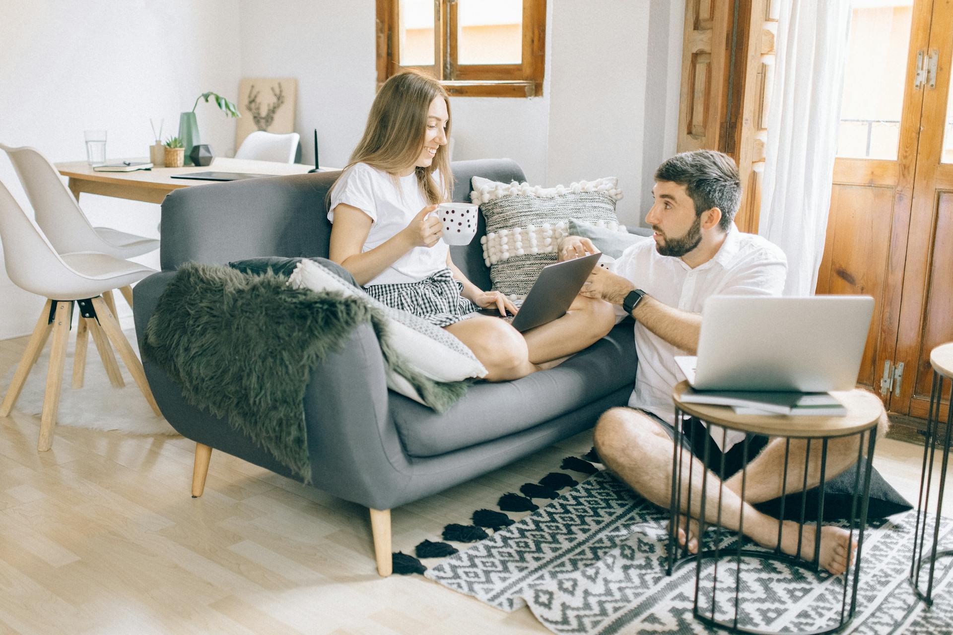 A man and a woman sitting in a living room | Source: Pexels