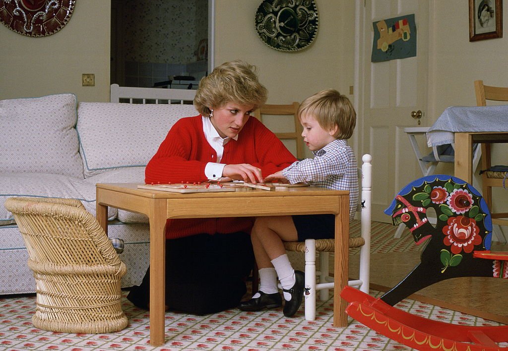 Diana Prinzessin von Wales hilft ihrem Sohn, Prinz William, mit einem Puzzle zu Hause im Spielzimmer des Kensington Palace. (Foto von Tim Graham Photo Library) I Quelle: Getty Images