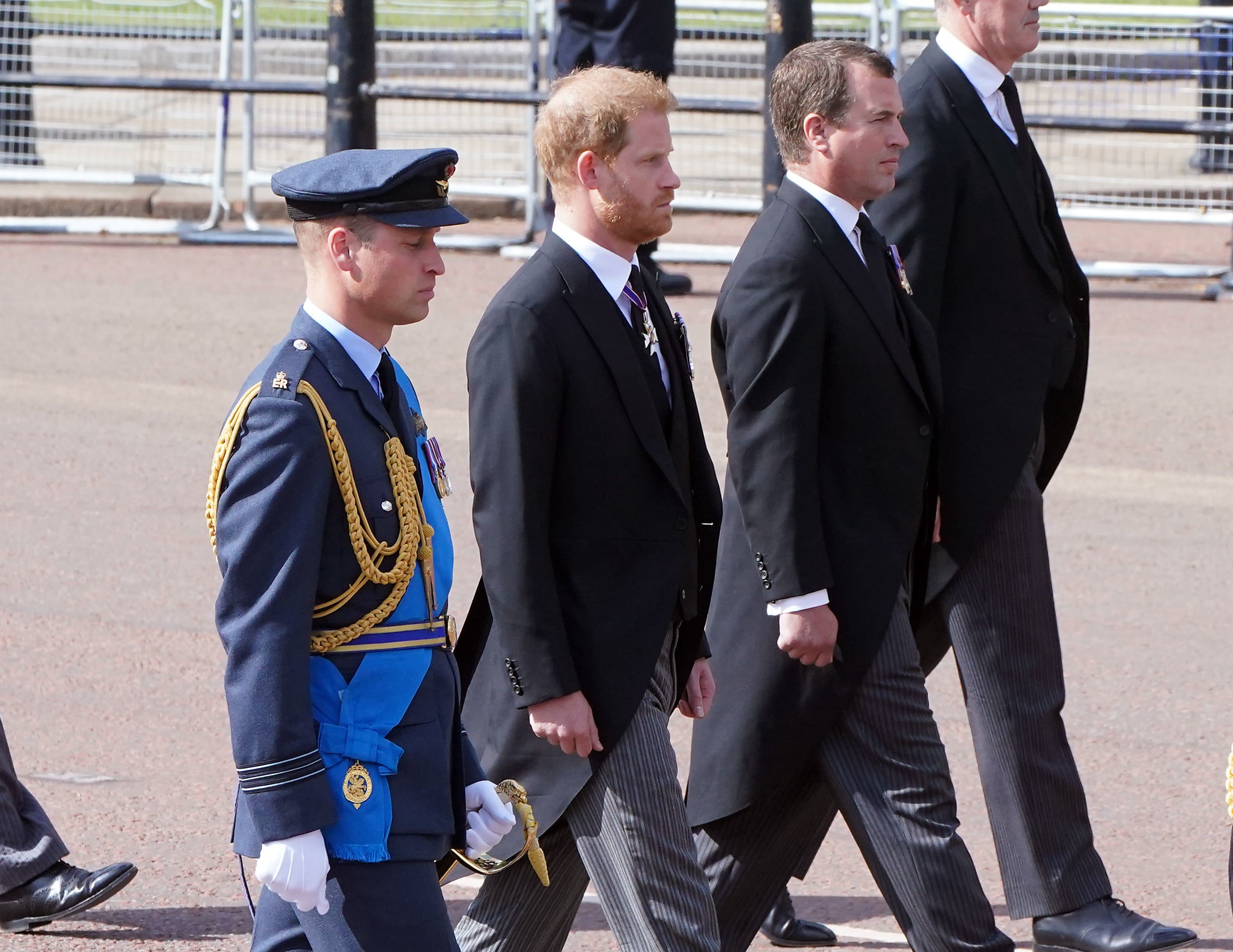 Prinz William, Prinz von Wales, Prinz Harry, Herzog von Sussex und Peter Phillips gehen hinter dem Sarg der Königin Elizabeth II. vom Buckingham-Palast zur Westminster Hall, am 14. September 2022 in London, Vereinigtes Königreich | Quelle: Getty Images