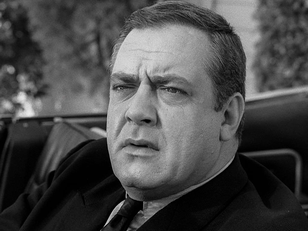 Raymond Burr als Perry Mason in der PERRY MASON-Episode "The Case of the Final Fade-Out", die am 22. Mai 1966 ausgestrahlt wurde | Quelle: Getty Images