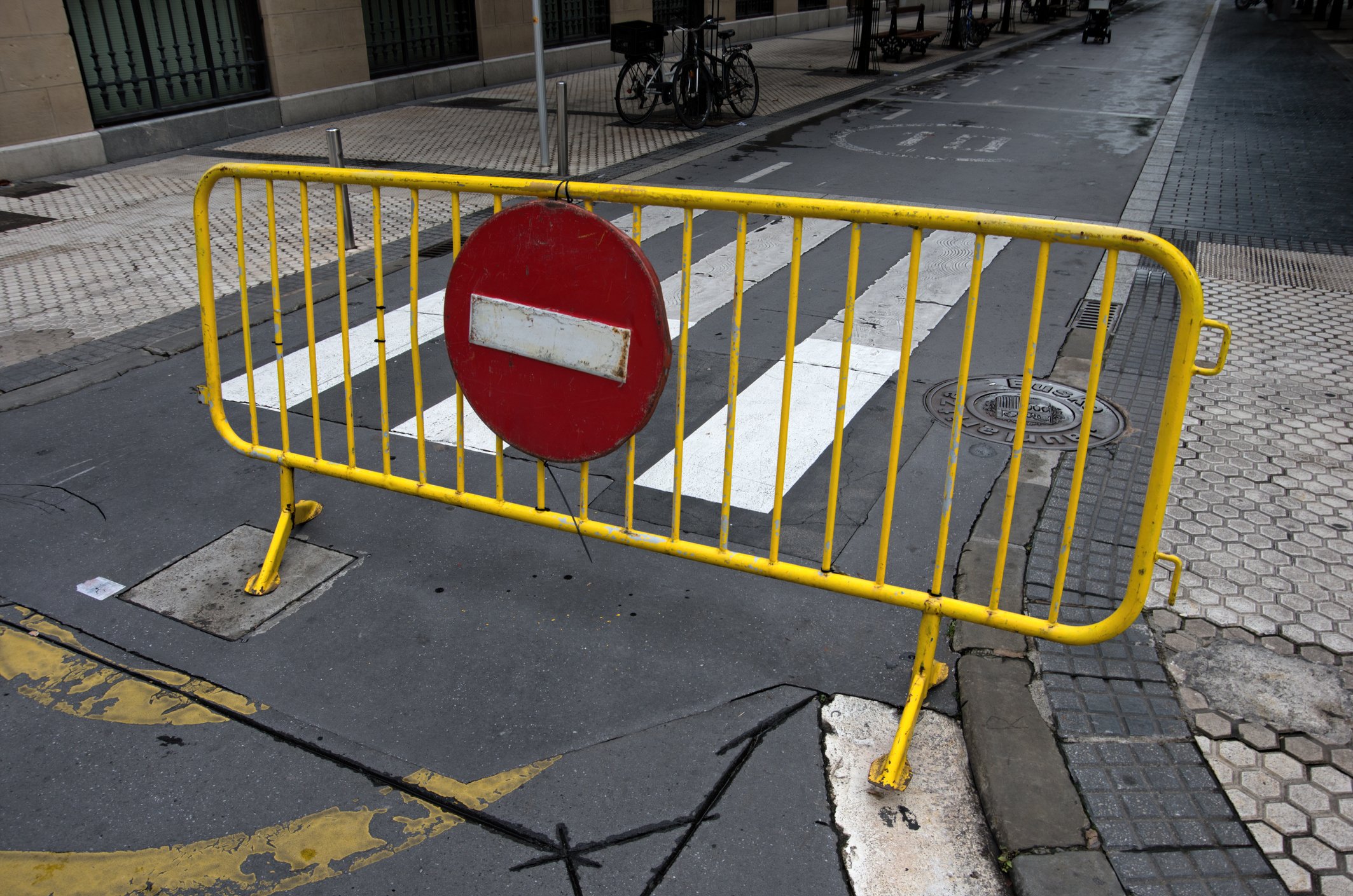 Temporäre Stahlzaun-Straßensperre über eine Stadtstraße. I Quelle: Getty Images