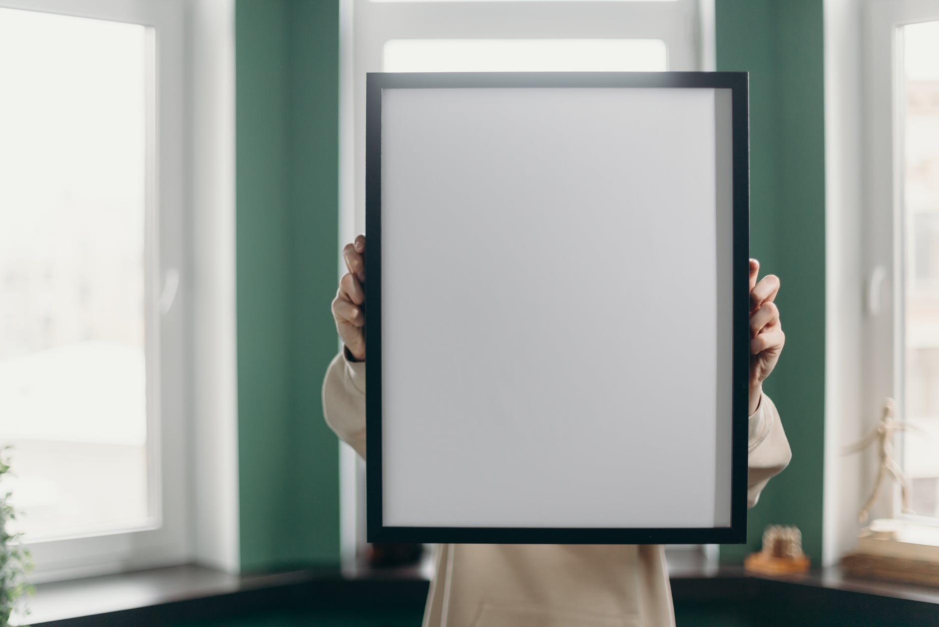  I found her in my room touching my mother's portrait. | Source: Pexels