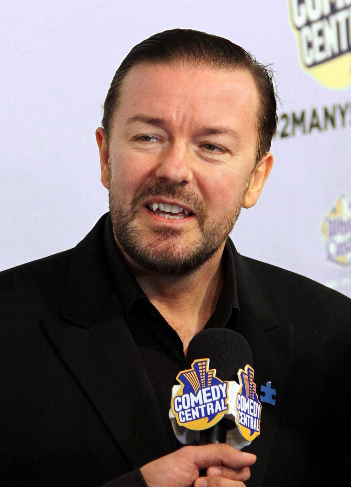 Ricky Gervais at Comedy Central's "Night of Too Many Stars" at the Beacon Theater in New York on October 2, 2010 | Photo: Thomas Atilla Lewis, CC BY-SA 2.0, Wikimedia Commons