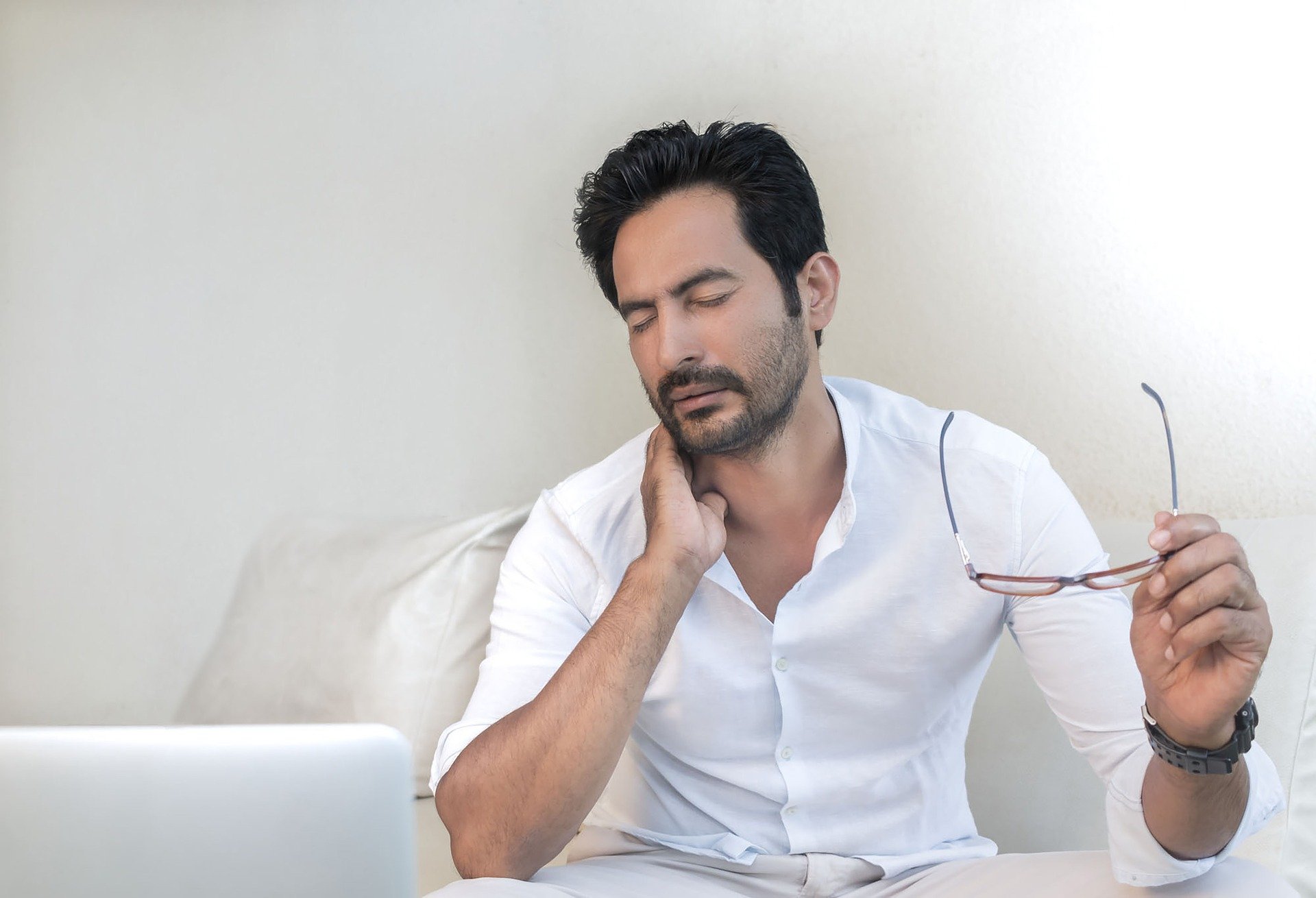 Hombre con dolor de cuello. Fuente: Pixabay Hombre con dolor de cuello. Fuente: Pixabay