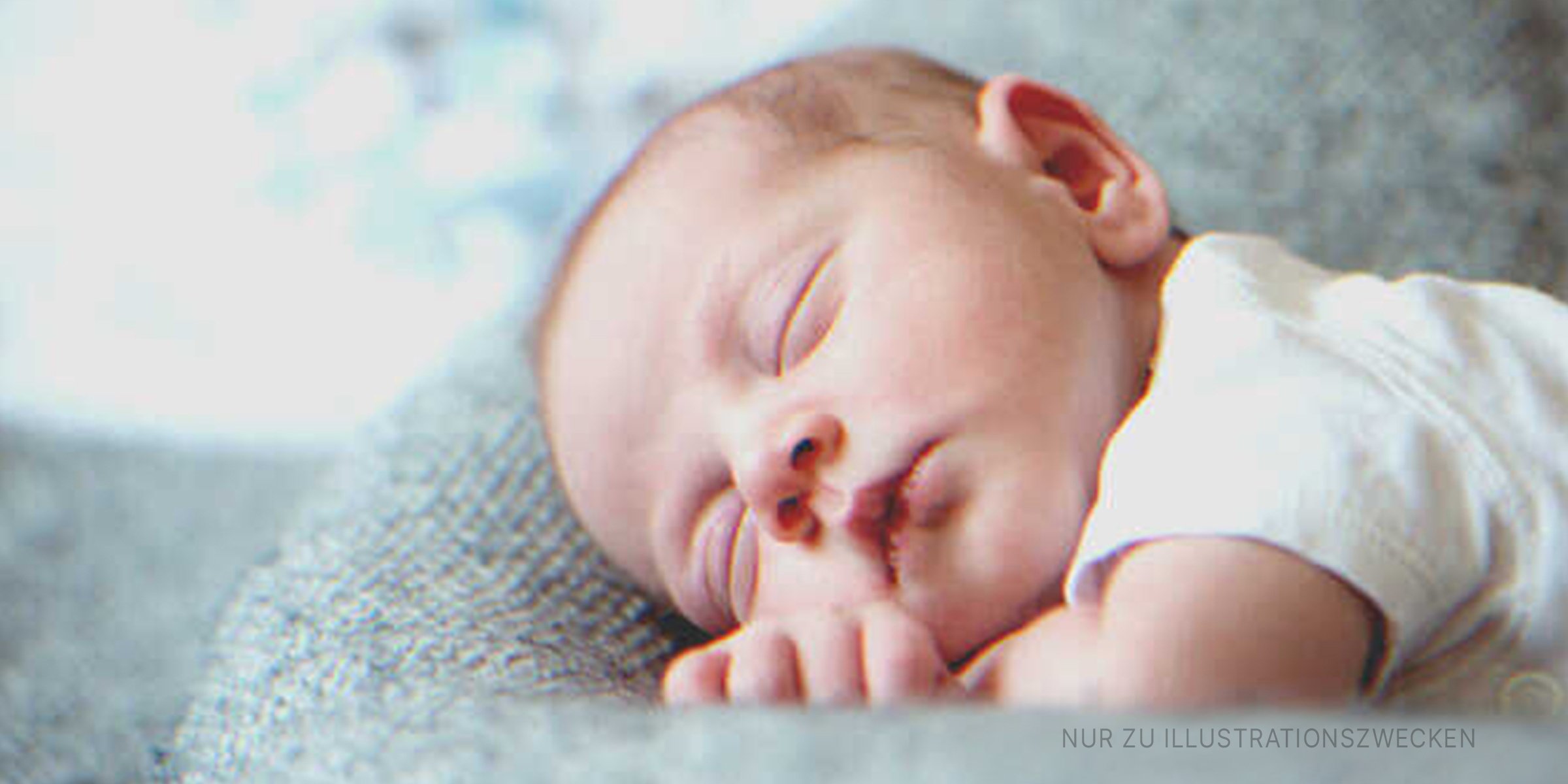 Niedliches Baby schläft friedlich. | Quelle: Shutterstock