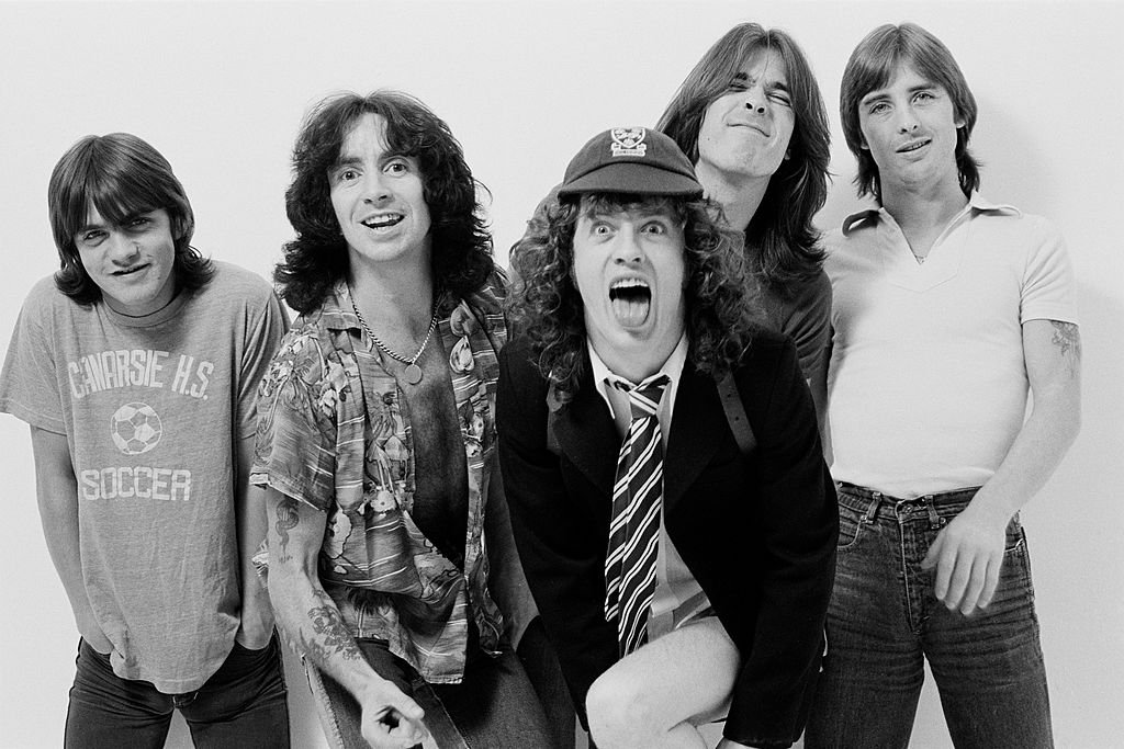 Le groupe de rock australien AC/DC pose dans un studio à Londres en août 1979. De gauche à droite : Malcolm Young, Bon Scott, Angus Young, Cliff Williams et Phil Rudd. | Photo : Getty Images