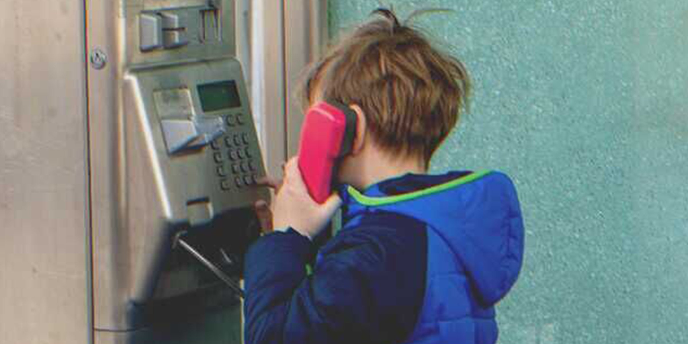 Un garçon au téléphone | Shutterstock