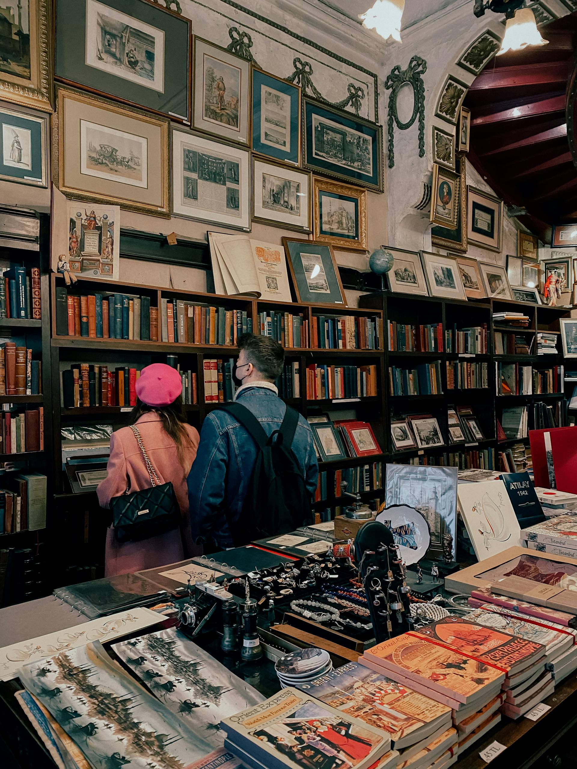A couple at a bookstore | Source: Pexels