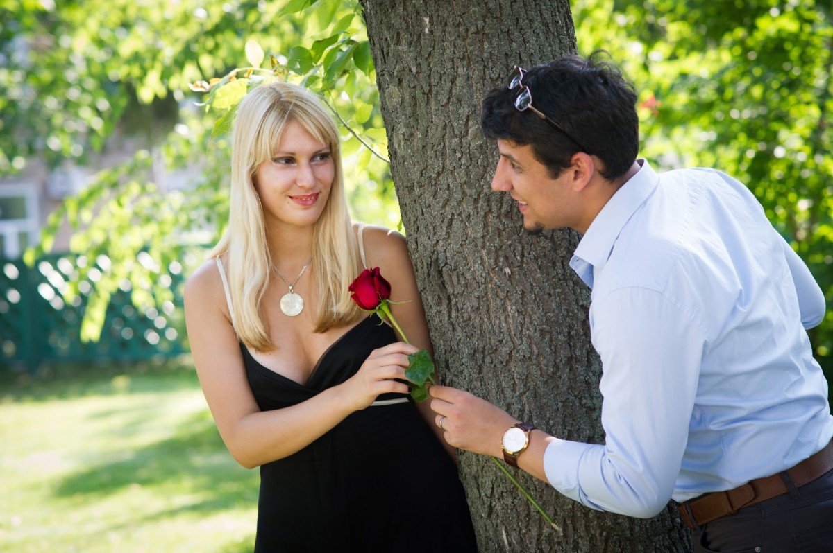 Pareja jugueteando alrededor del tronco de un árbol en un parque. | Imagen: PxHere Pareja jugueteando alrededor del tronco de un árbol en un parque. | Imagen: PxHere