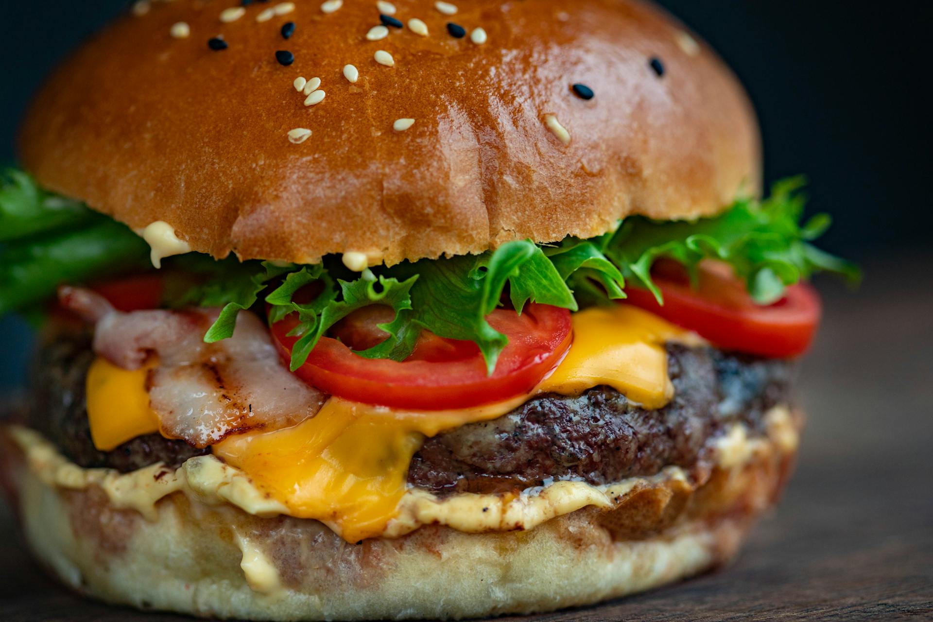 A hamburger on a table | Source: Pexels