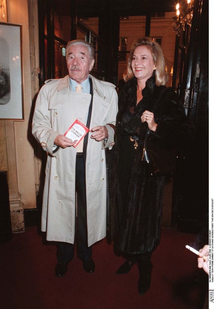 Jean-Pierre Darras et son épouse au Théâtre de Paris Production d'une Douche Écossaise (une douche écossaise) en 1998. | Photo : Getty Images.