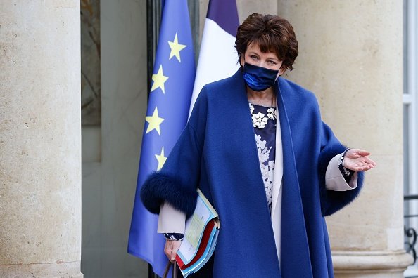 La ministre française de la Culture Roselyne Bachelot quitte le palais présidentiel de l'Elysée. |Photo : Getty Images