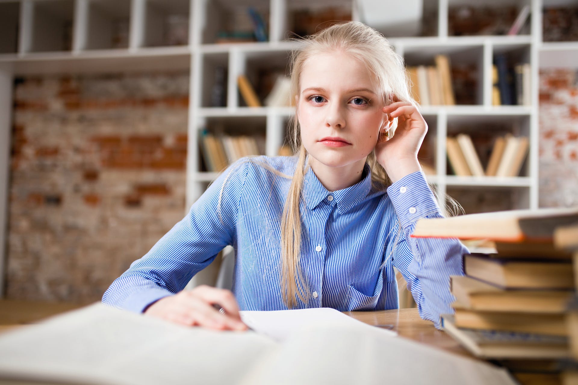A young girl studying | Source: Pexels