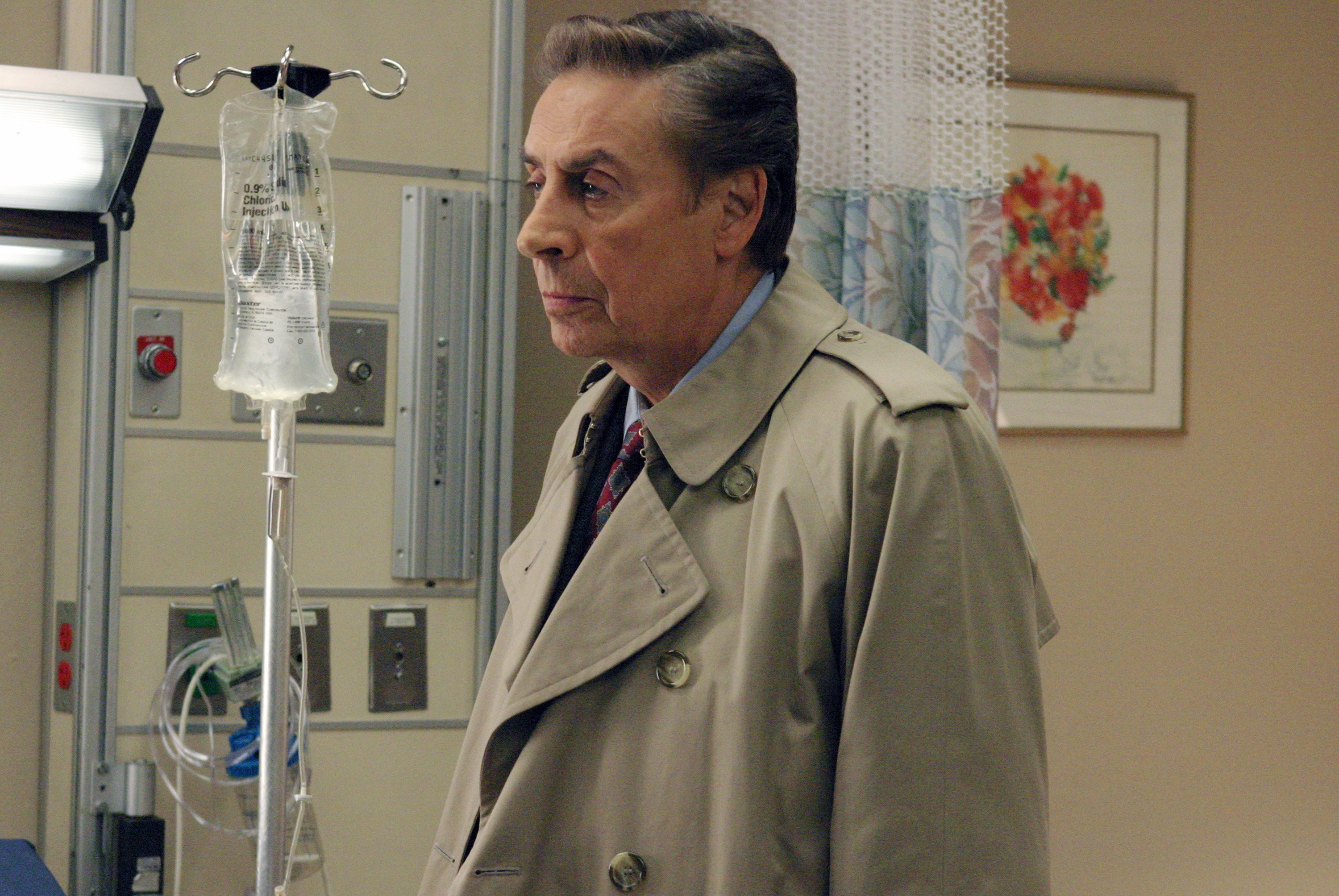 Jerry Orbach as Detective Lennie Briscoe on "Law & Order" on April 28, 2004 | Source: Getty Images