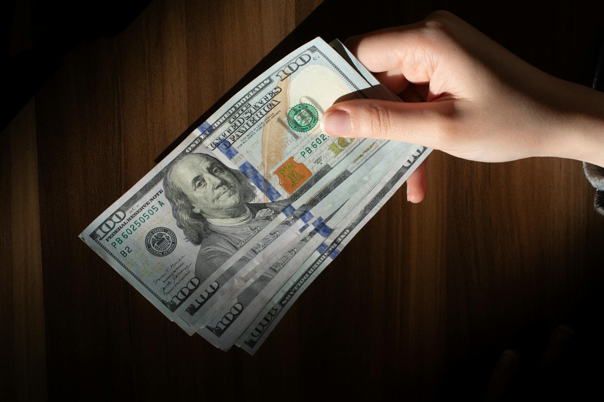 A person holding $100 bills | Source: Pexels