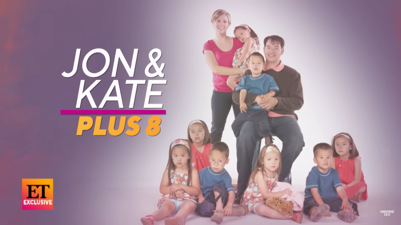 Kate y Jon Gosselin con sus hijos, Madelyn, Cara, Collin, Hannah, Aaden, Joel, Leah y Hope en "Jon & Kate Plus 8" | Foto: YouTube@EntertainmentTonight