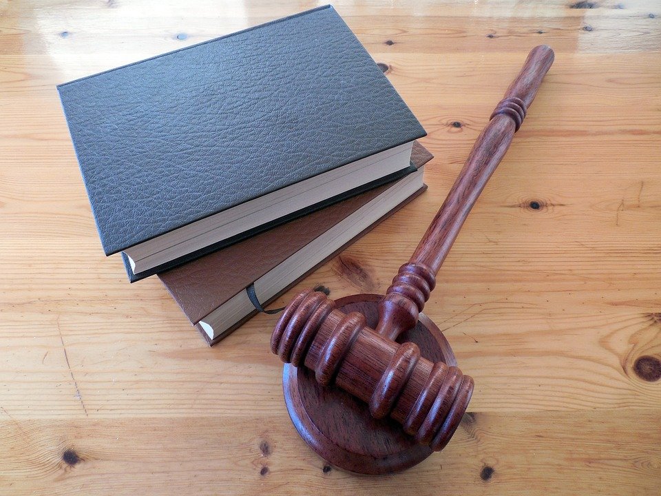 Libros de leyes y martillo de juez. | Foto: Pixabay