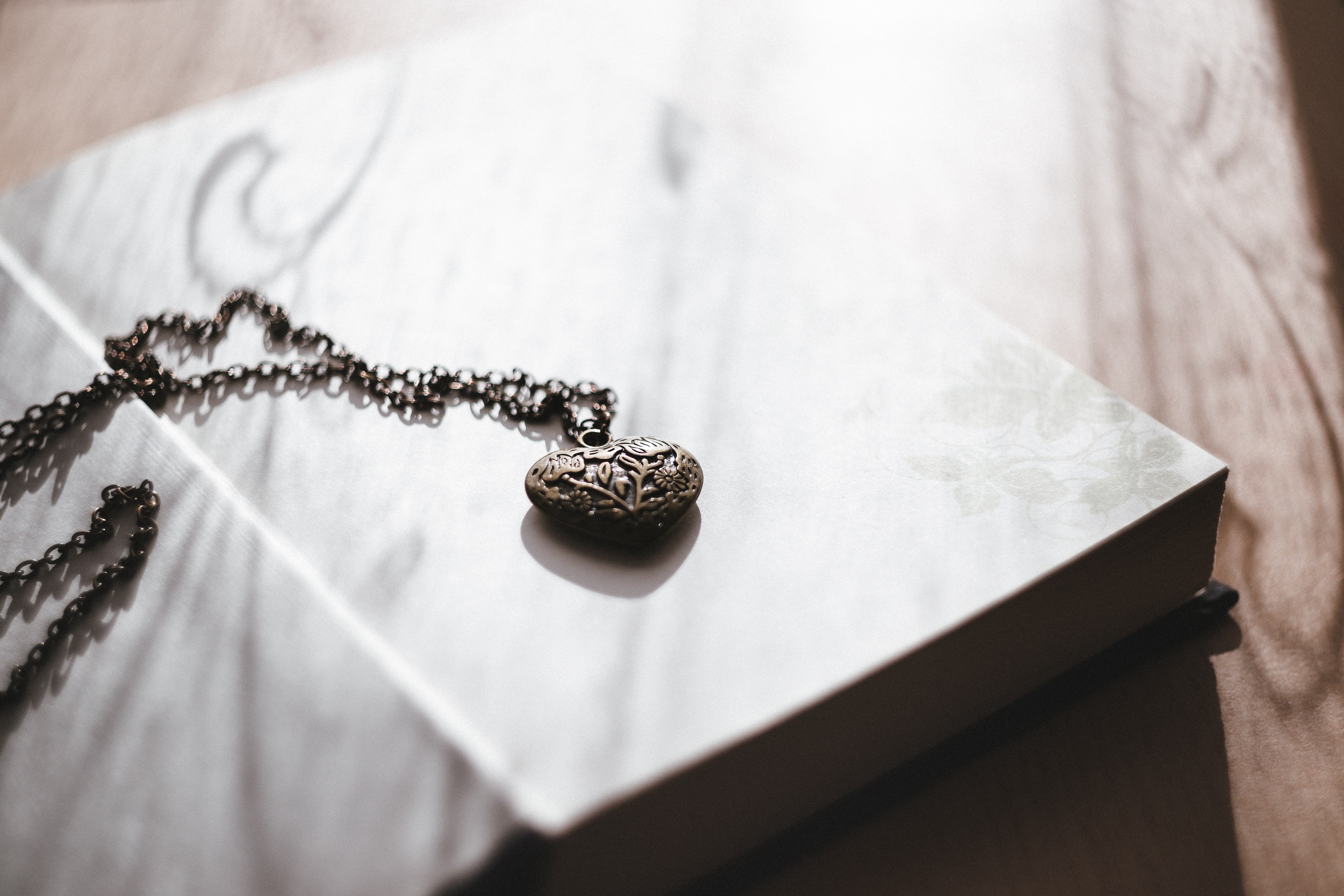 Anna found an old locket at the bottom of her jewelry box. | Source: Unsplash