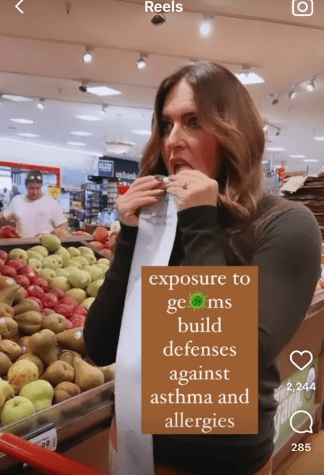 Jodie Meschuk licking a clear bag inside a grocery store | Photo: Reddit.com/PenultimateKetchup
