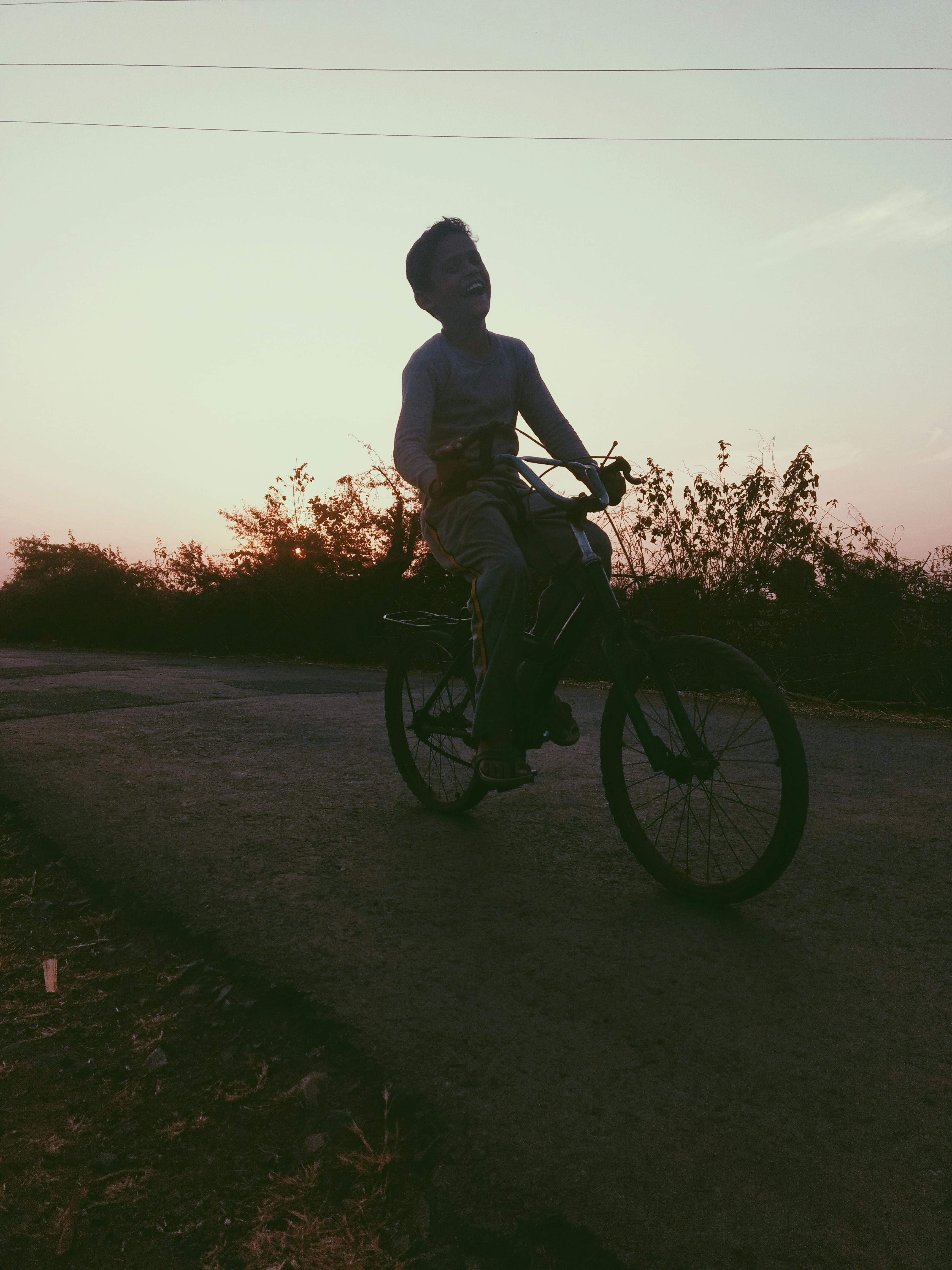 A boy riding a bike. | Source: Pexels