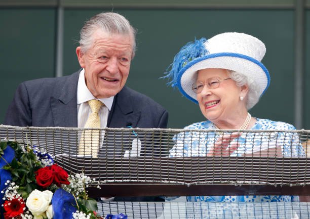 Sir Michael Oswald et la reine d'Angleterre| Photo: Getty Image