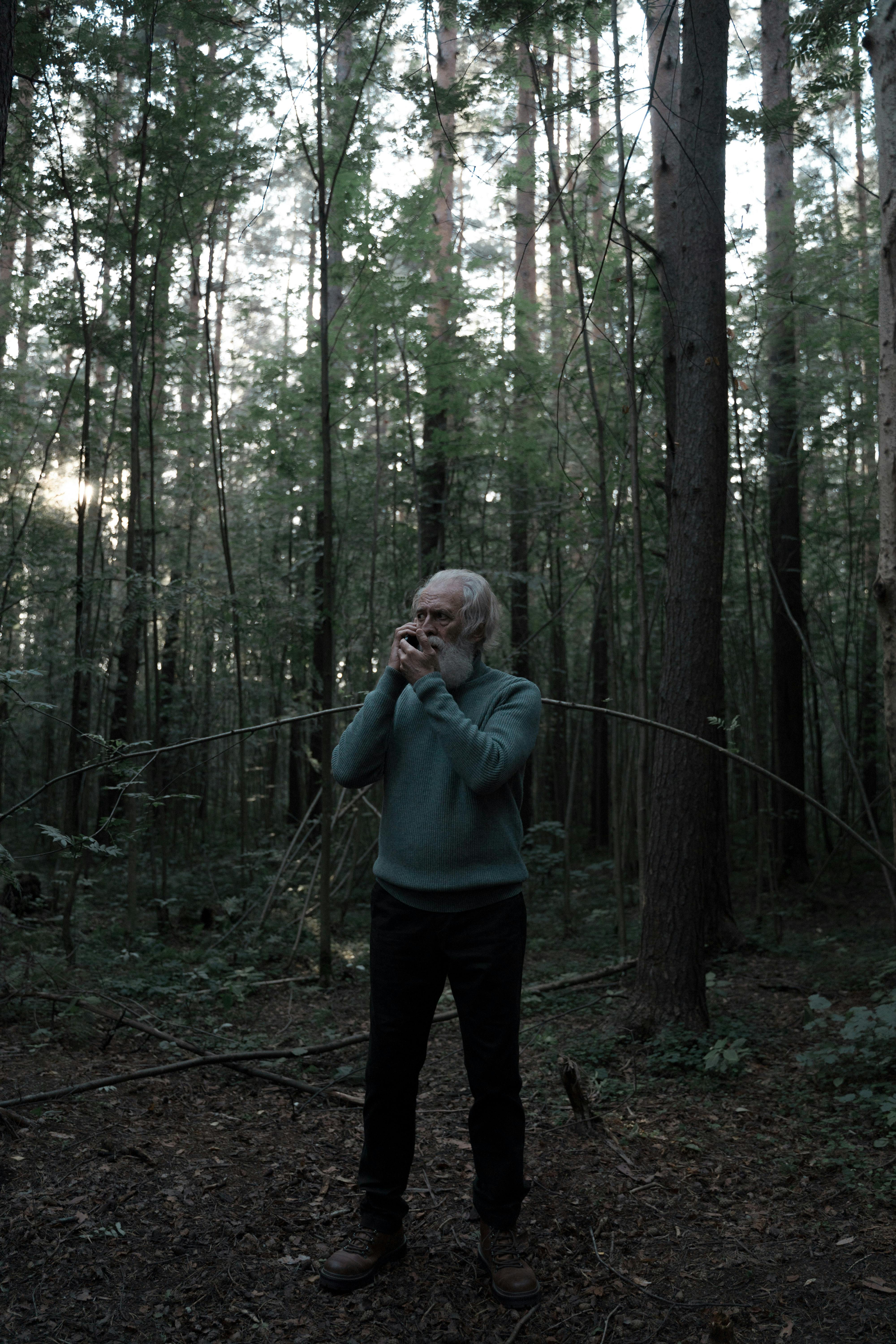 An old man talking on the phone | Source: Pexels