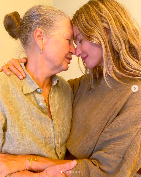 Vânia Nonnenmacher and Gisele Bündchen embracing in a picture posted on July 23, 2022 | Source: Instagram/gisele