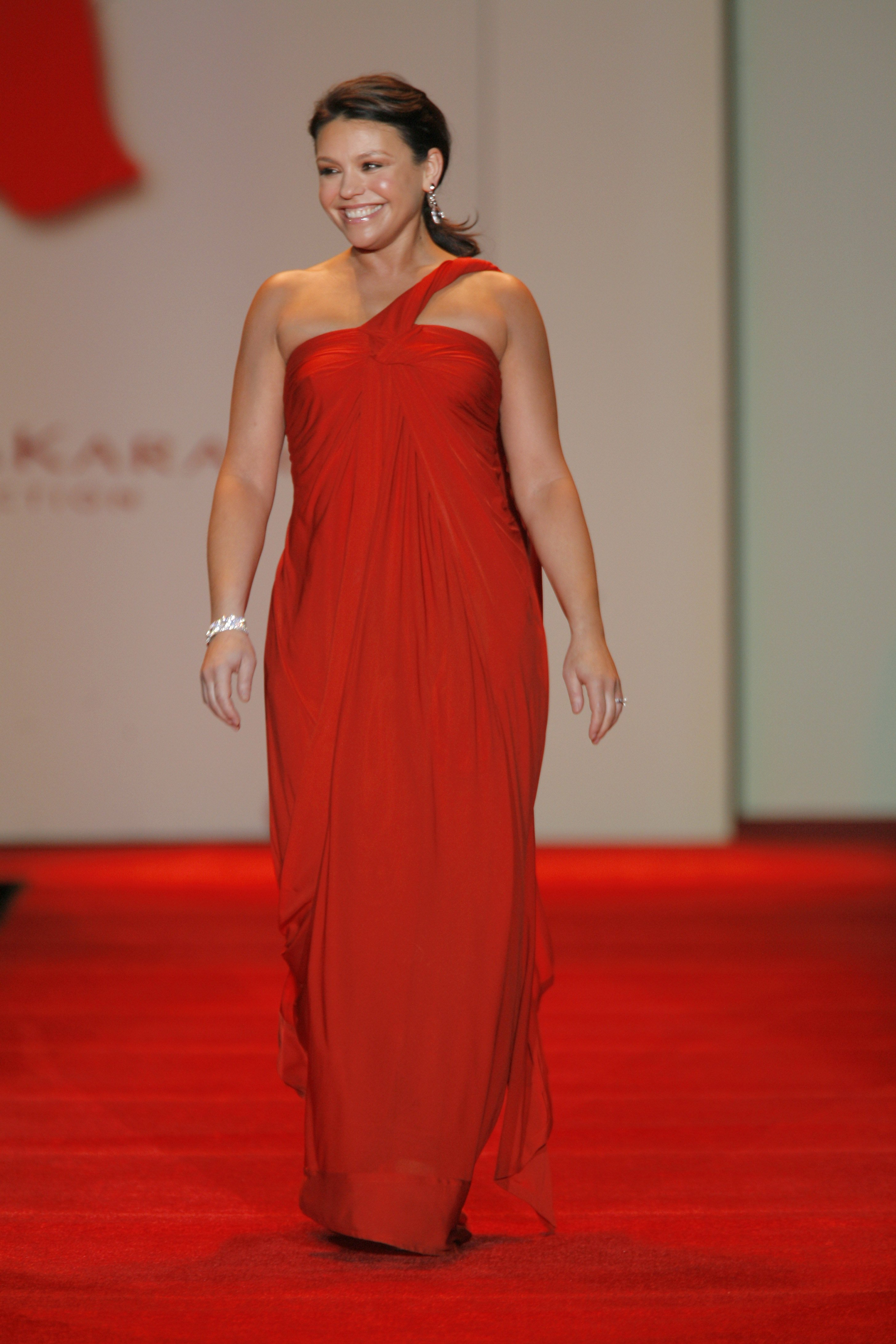 Rachael Ray dressed in Donna Karan during the Heart Truth Red Dress Fall fashion show at The Tent in Bryant Park, New York City. | Source: Getty Images