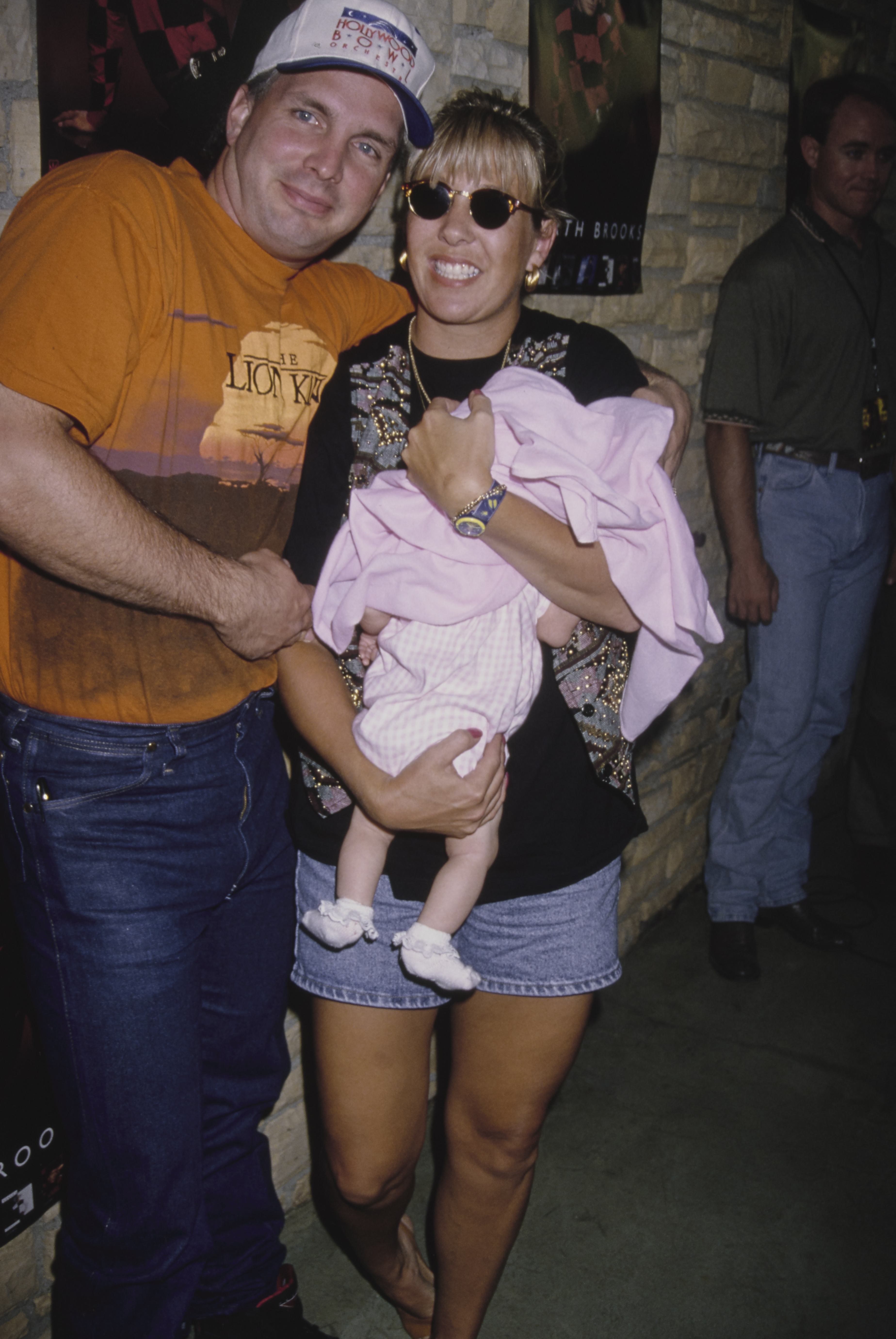 Garth Brooks, Sandy Mahl, and August, at his concert held at the Hollywood Bowl in Los Angeles, California, on July 14, 1994. | Source: Getty Images