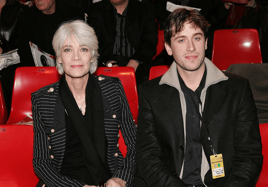 La chanteuse Françoise Hardy et son fils Thomas Dutronc lors de la 20ème cérémonie des "Victoires de la Musique" qui s'est tenue au Zénith de Paris. | Photo : Getty Images