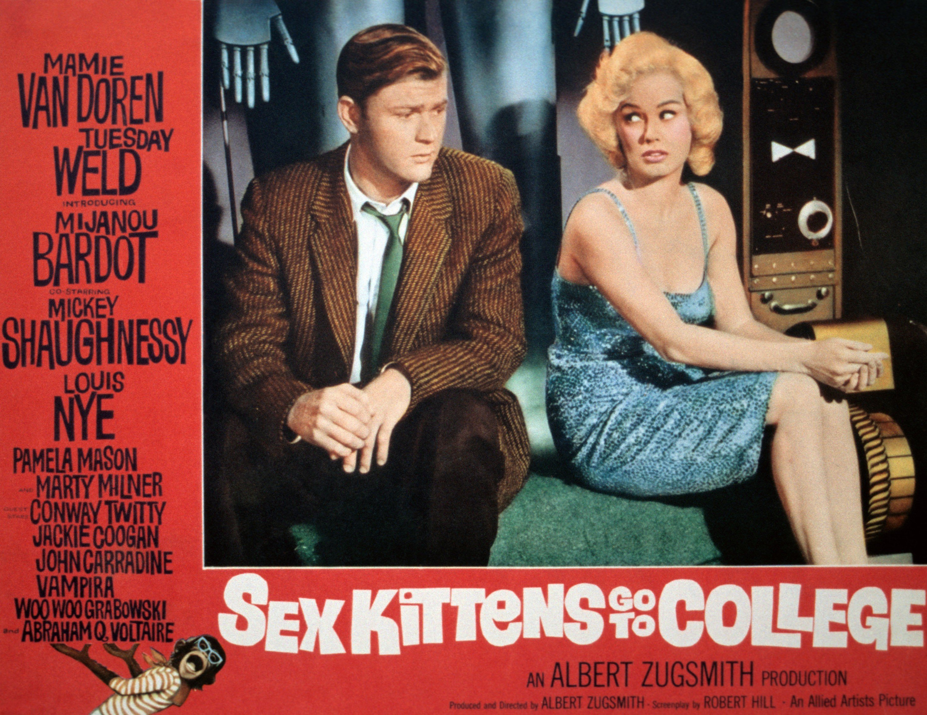 Martin Milner et Mamie Van Doren sur la carte de visite de “Sex Kittens Go To College”, un film dans lequel Nancy Bacon a joué, 1960 | Photo : Getty Images