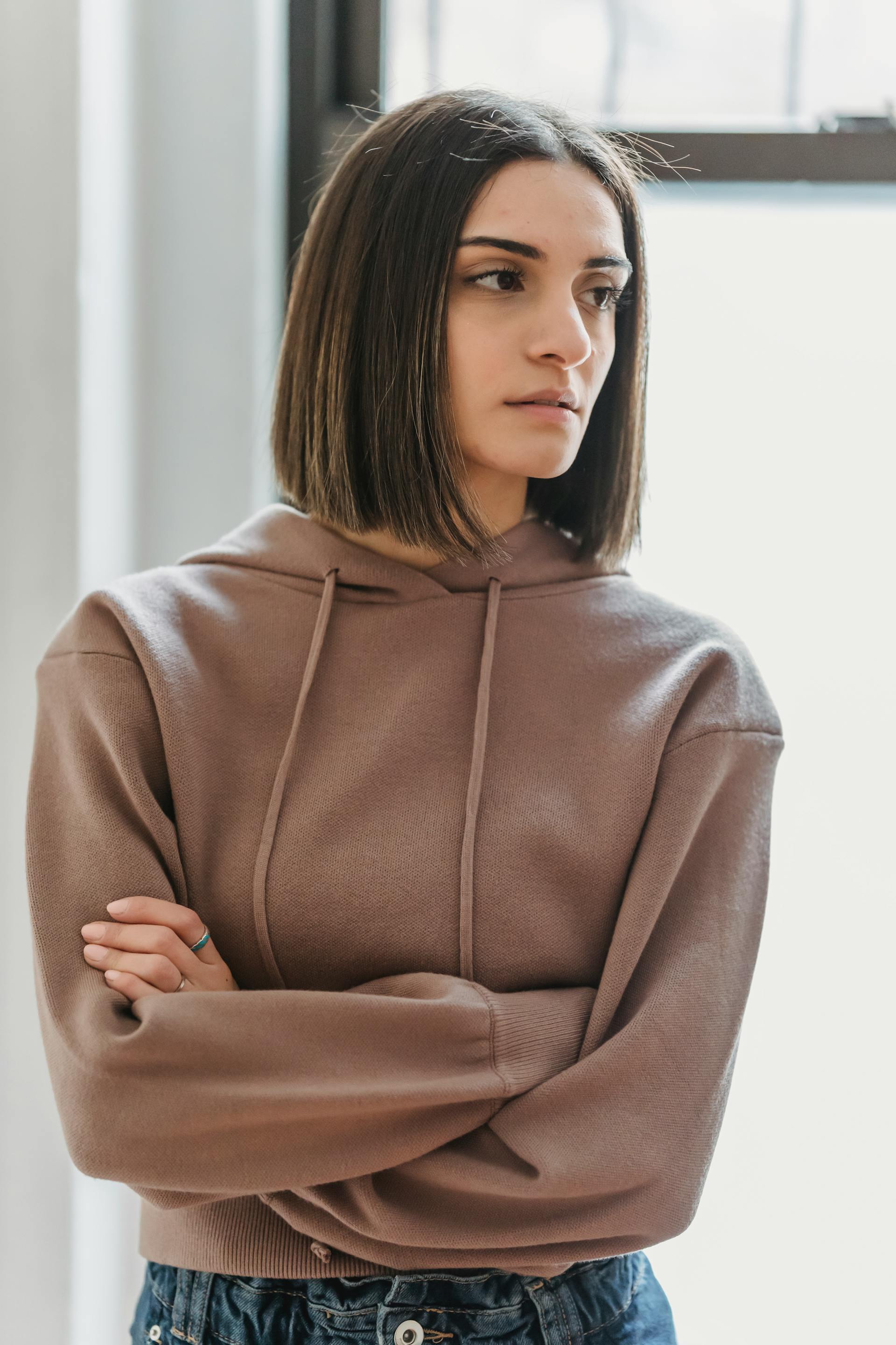 Angry woman looking to her side | Source: Pexels