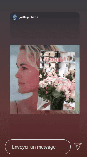Laeticia Hallyday avec un bouquet de fleurs | Photo : Story Insatagram/lhallyday Laeticia Hallyday avec un bouquet de fleurs | Photo : Story Insatagram/lhallyday