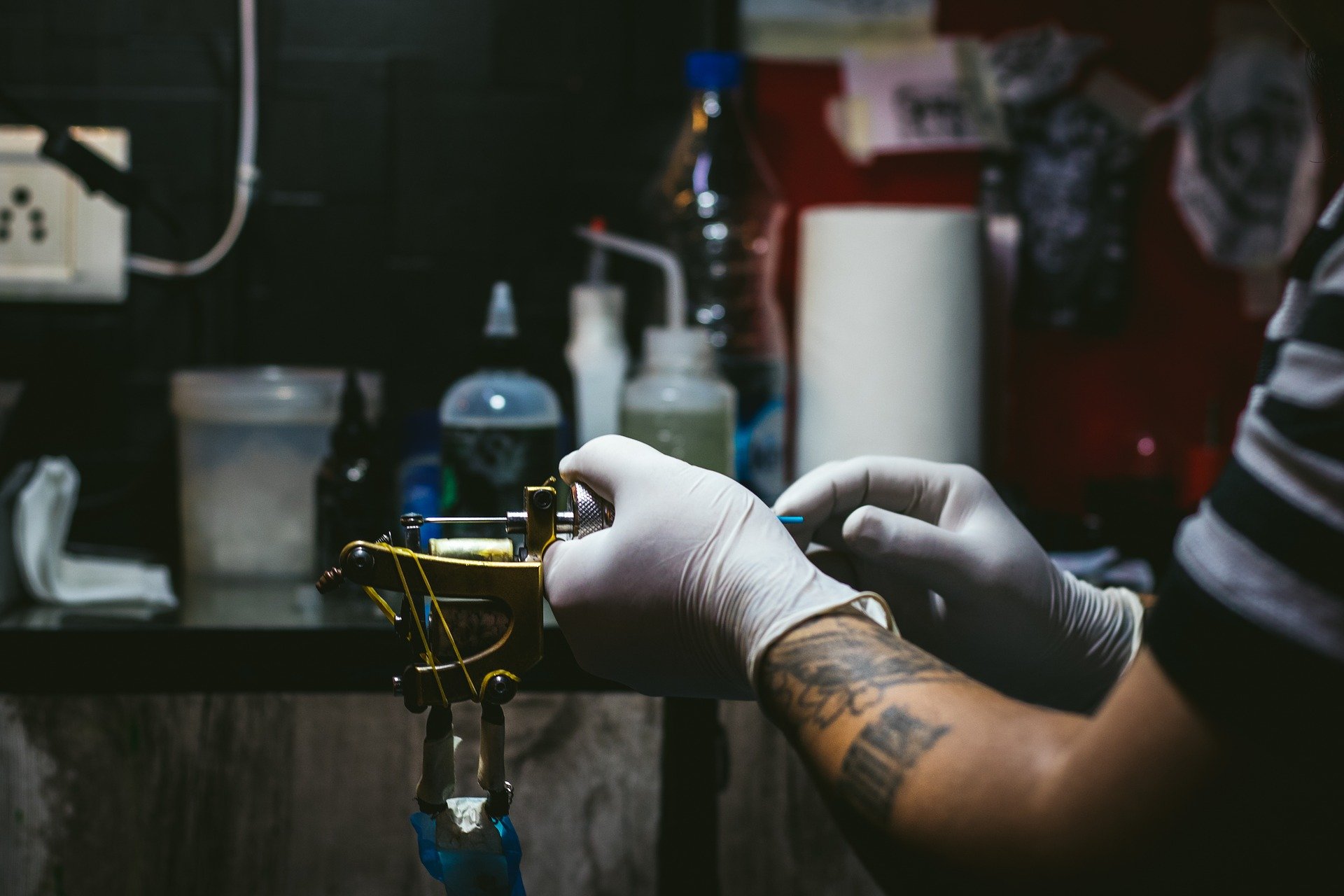 A tattoo artist at work. | Source: Pixabay