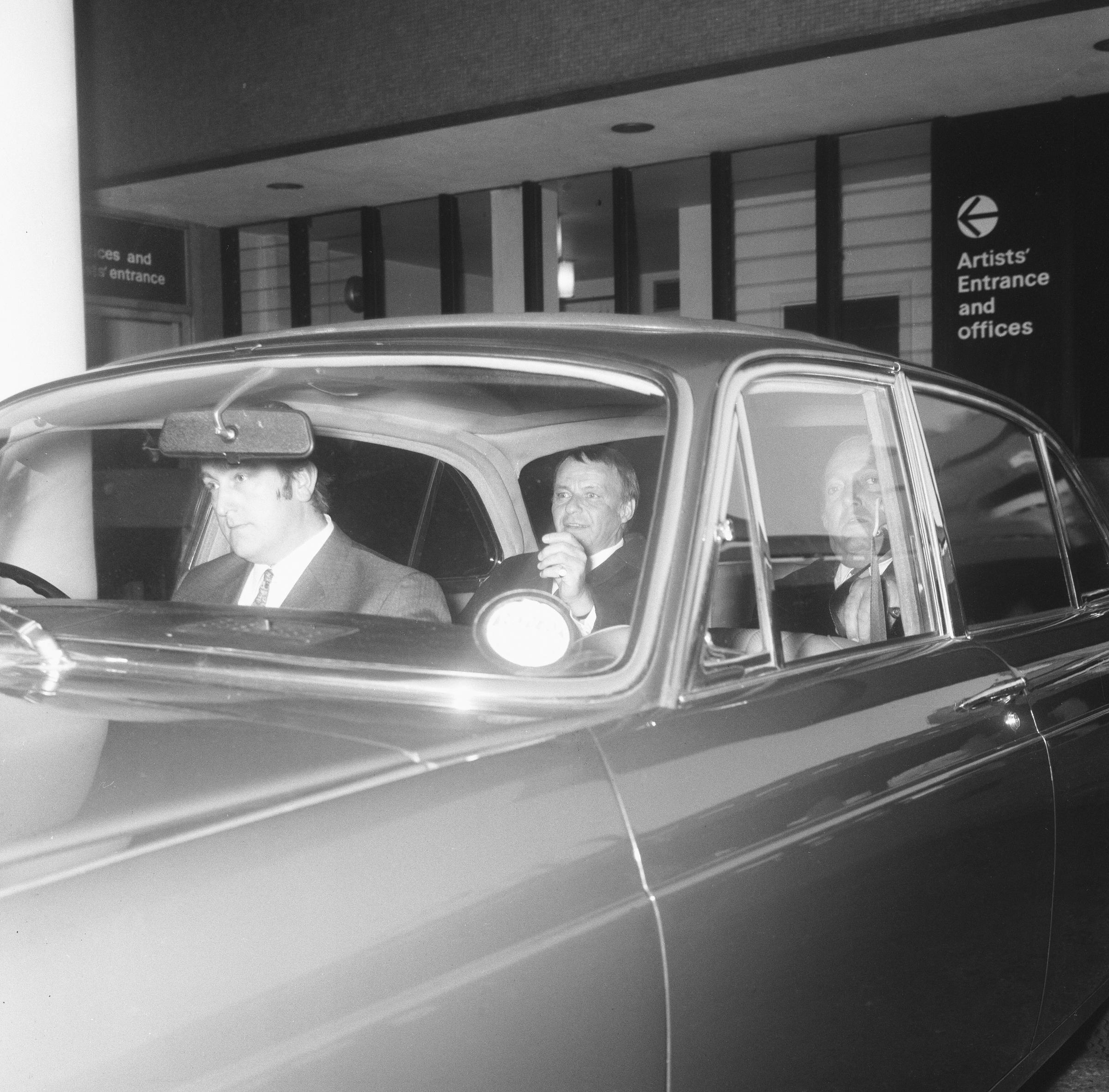 Frank Sinatra leaving the Festival Hall in a Jaguar during a charity concert on November 15, 1970, in London | Source: Getty Images