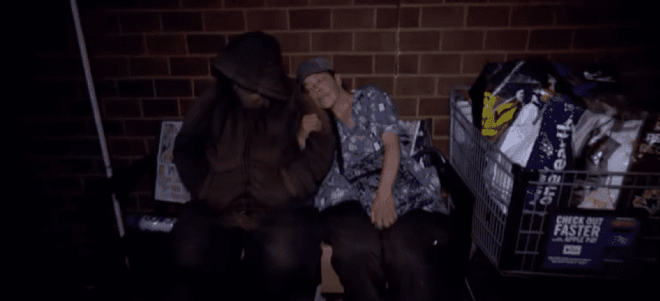 Suzan Lewis und ein Freund, David, auf einer Metallbank in Philadelphia in 2017. | Quelle: YouTube/Inside Edition