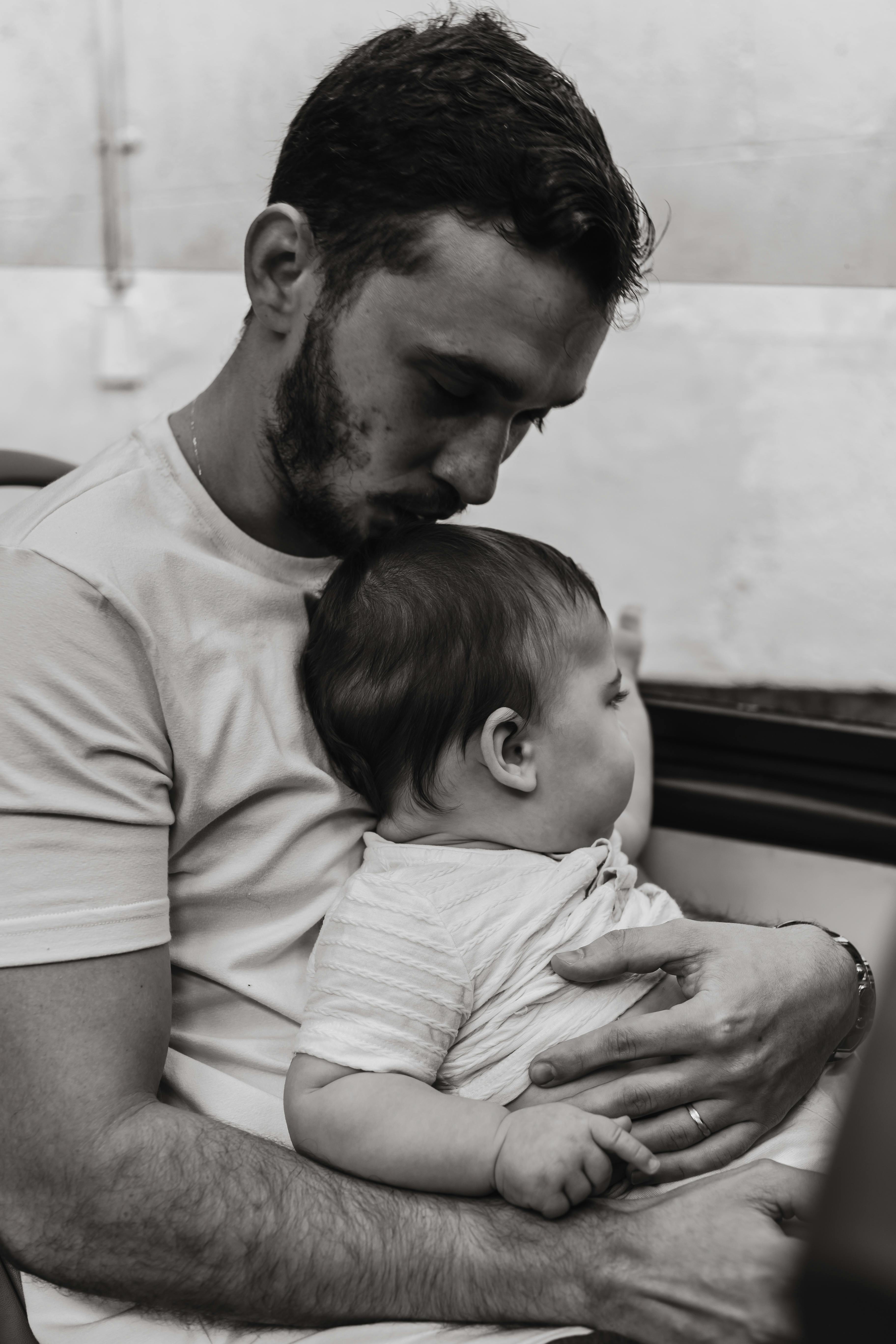 A father and his baby | Source: Pexels
