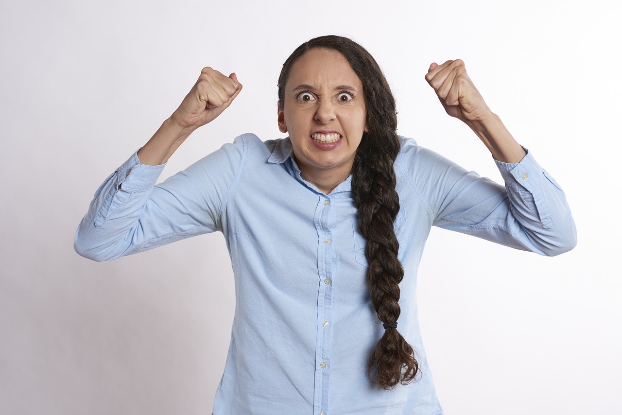 An angry woman shouting and gesturing with her hands | Source: Pixabay